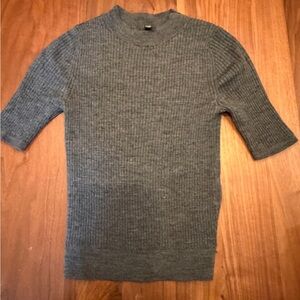 Uniqlo Ribbed Gray Sweater